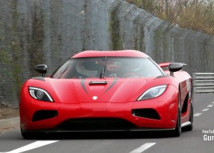 Zkoušení maximální rychlosti Koenigseggu Agera R. Tohle auto v podstatě létá!