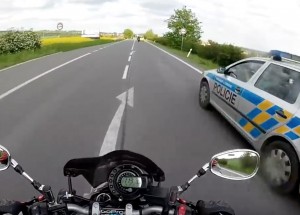 Tento český motorkář narazil na skutečně hodné policisty! Kéž by bylo více takových...