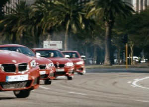 Podívejte se, jak pět profíků s BMW M2 driftuje na kruhovém objezdu. Nádhera!