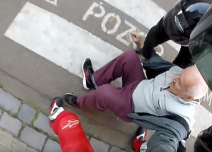 Starý muž upadl na přechodu. Motorkáři mu přispěchali na pomoc!