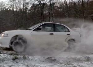Čech vyrazil na sníh se svým Mitsubishi Lancer Evo. Tohle video musíte vidět!