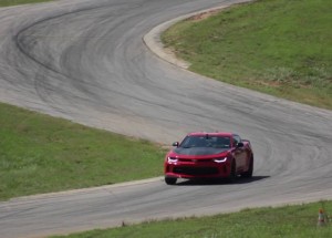 Camaro se postavilo proti Audi R8. Sledujte, kdo projel cílovou rovinkou jako první!