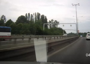 Policistům vjel při honičce v Praze do cesty absolutně nepozorný řidič. Tohle bylo o chlup!