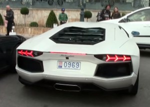 Tento řidič vlastní Lamborghini Aventador. Zaparkovat ho ale opravdu neumí!