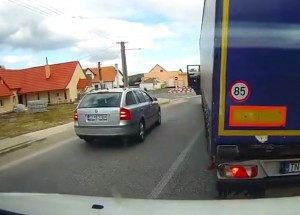 Slovák předjížděl v obci kamión, pak musel ujet rozčílenému kamioňákovi!
