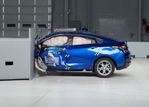 Tento hybrid se řadí mezi nejbezpečnější auta na světě. Tohle vás postaví ze židle!