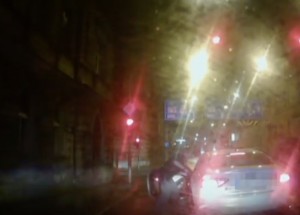 Hlavně nenápadně. Spolujezdec to opilému řidiči totálně zavařil!