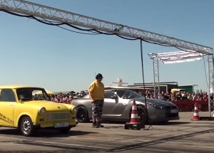 Podívejte se, jak Trabant smázne 580 koňový Nissan GTR! Neuvěřitelný výkon!