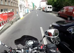 Na motorce musíte pořád předvídat. Podívejte se, jak tento motorkář málem nepřežil!