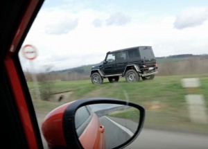 Nejlepší předjetí! Jedete si stovkou po silnici a zprava po poli vás předjede Mercedes G500!