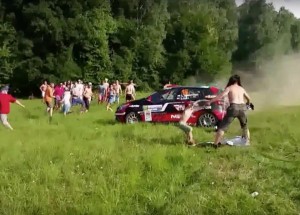 Tak tito diváci Rallye měli neskutečné štěstí! Málem je sejmulo závodní auto.