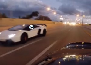Mladíci machrovali na dálnici v tatínkovým Lamborghini. Pak ale přišla lekce...