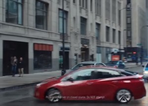 Tohle je nejvtipnější reklama na Toyotu na světě. Nový Prius je v podstatě Batmobil!