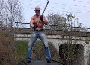 Znáte tohoto profesionálního psychopata? Lidé mu platí za demolici aut!