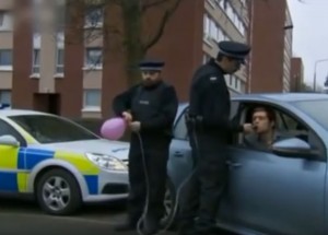 Tahle policejní kontrola nemá chybu! Naši policisté by se měli inspirovat.