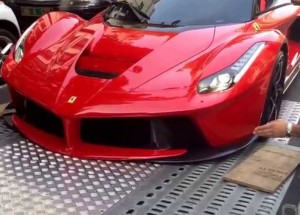Dávali Ferrari LaFerrari na podval. Díky jejich nešikovnosti ho zvládli i poničit!
