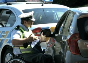 Podívejte se, jak by vypadaly policejní kontroly, kdyby u policie pracovali vozíčkáři.