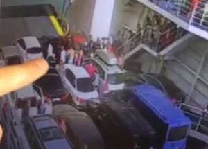 Frajerovi se nechtělo čekat, až se trajekt zastaví. Takovej fail jste v životě neviděli!