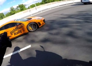 Motorkář si myslel, že je pánem silnic. Řidič McLarenu ho ale vrátil do reality!