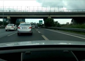 Šílený řidič Audi TT kličkuje mezi auty. Neuvěřitelné, že se nikomu nic nestalo!