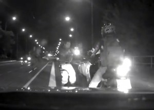 Pražským policistům uháněl motorkář. Tuhle barikádu ale nečekal!