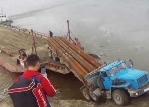 Rusové chtěli dát náklaďák na trajekt. Tohle se opravdu nepovedlo!