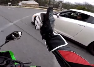 Závod ZX6R a Nissanu GTR v běžném provozu. Tohle video je opravdu nářez!