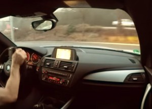 Jak se v létě vyblbnout s BMW 135i? Bude stačit prázdné parkoviště!