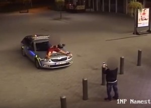 Ožralí mladíci se fotili na střeše policejního vozu. Tohle vás opravdu nenapadne!