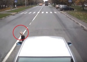 Když se snažíte vybrzdit kamioňáka, tak si odpusťte toto gesto. Nebo dopadnete velice špatně!