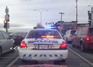 Takto američtí policisté kontrolují pásy v autech. Připomínají utajené agenty!