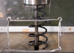 Kolik toho snesou tlumiče pod tlakem hydraulického lisu? Tento test vás ohromí!