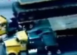 Kamioňák zastavil policejní honičku! Ukázková reakce která se jen tak nevidí.