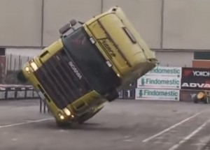 Tohle je šílený kamioňák! Zvládne jezdit s kamionem po dvou kolech!