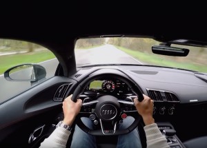 Podívejte se, jaké je to řídit desetiválcovou Audi R8 Plus! Těch 610 koní je prostě rachot.