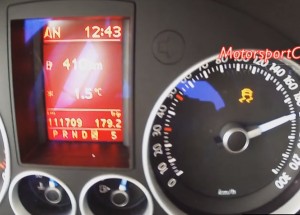 Neuvěříte jak zrychluje VW Golf R32 s 250 koňmi. Tuhle raketu chcete vlastnit!