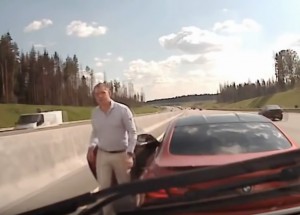 Řidič s BMW M6 vyrzdil v Rusku sanitku! To je totání blázen!