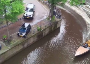 Řidič Porsche to trochu přepálil v zatáčce! Během honičky odpálil Smart do vody.