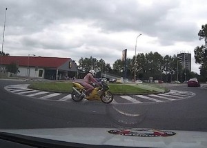 Nahý motorkář ujížděl strážníkům. Sledujte, jak honička dopadla!