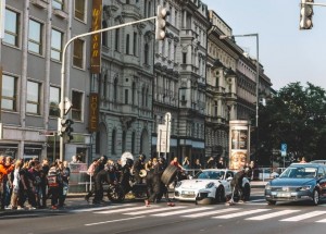 Tito Češi zažili atmosféru Formule 1. Mechanici přezuli Porsche na semaforu!