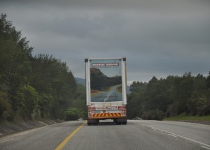 Řidiči náklaďáku v kopci selhaly brzdy! Celou situaci vyřešil náramně.