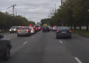 Otočit auto na střechu jde i ve městě. Podívejte se, jak jednoduše.