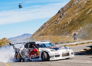 Legendární Novozélanďan driftuje mezi skálami. Tohle video se zapíše do historie!