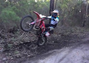 Závodník napálil do stromu. Neuvěříte, jak profesionálně se zachoval!