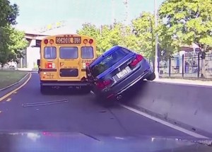 Bezohledný řidič BMW zjistil, jak karma funguje. Naprosto bizarní nehoda!