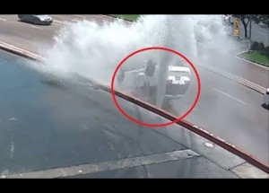 Řidič Toyoty vyjížděl z myčky na auta. Tohle však opravdu neodhadl!