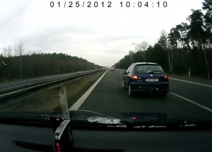 Starší řidič se snaží vychovávat řidiče na české dálnici. Tohle nepochopíte!