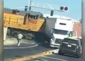 Kamion se zasekl na kolejích. Náraz, který přišel, byl šílený!