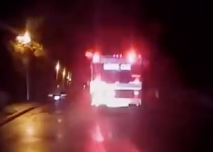 Vyskočil z okna, ukradl sanitku a ujížděl policii. Tento Američan to opravdu vyhrotil!