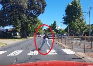 Pozor, takhle umírají tisíce chodců po celém světě. Tohle musíte vidět!